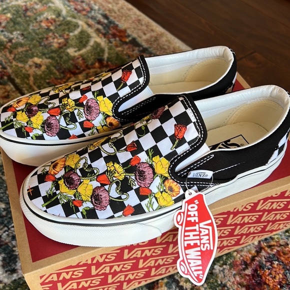 VANS Classic Slip-On Womens Shoes in SZ 9…NEW IN BOX…BEAUTIFUL EMBROIDERY!